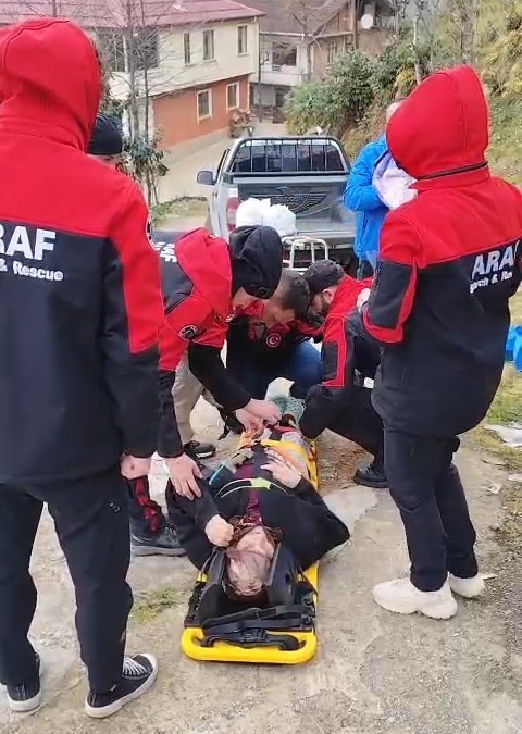 bayrami koyunde gecirsin diye sedye ile evine tasindi 0 RqlqTCbr
