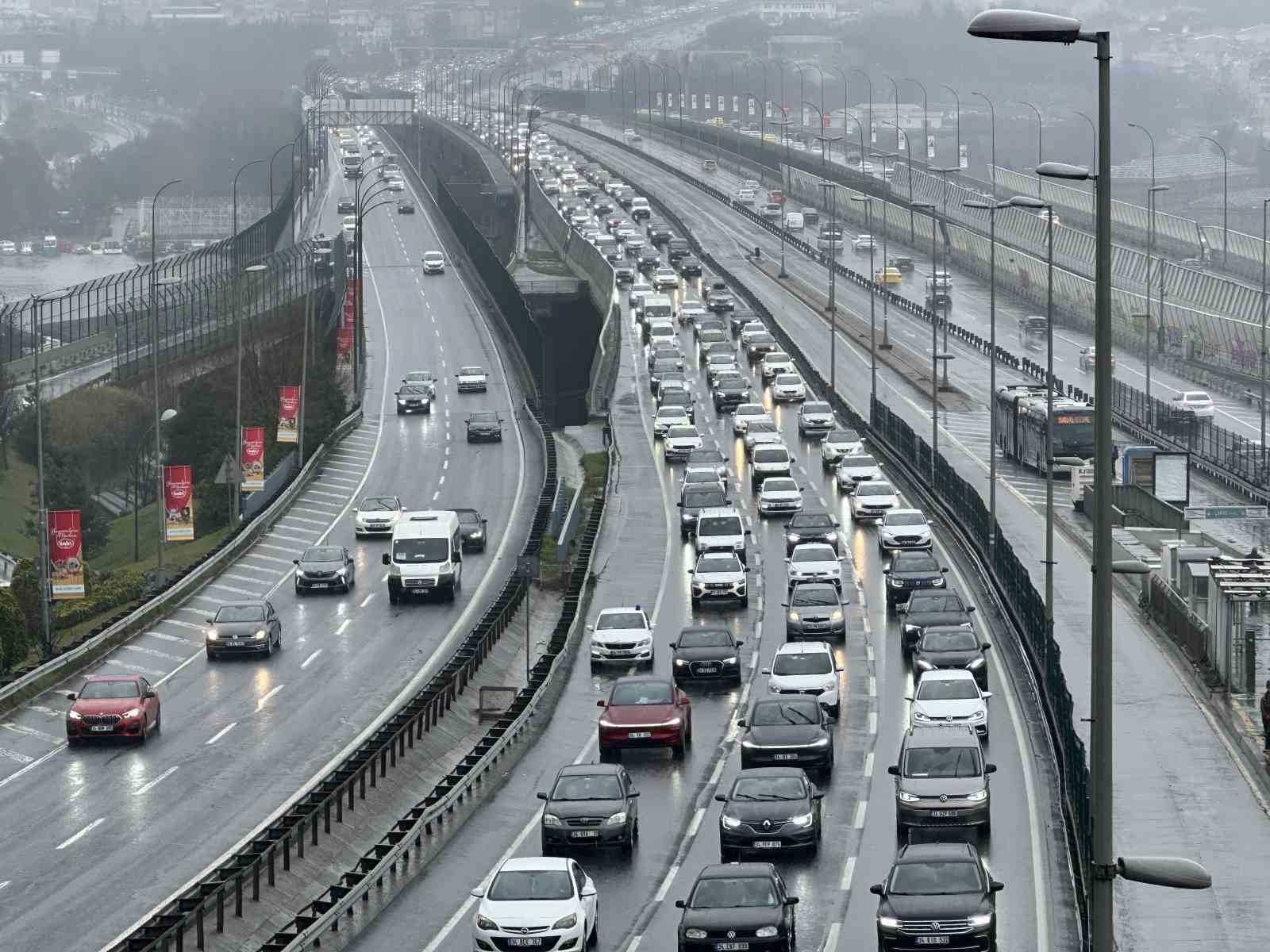 bayramin ikinci gununde istanbulda trafik yogunlugu 0 dMST96Ei