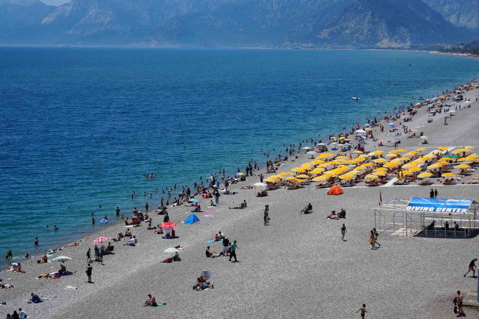 bayramin ilk gununde tatilciler antalya sahillerine akin etti 0 8pE1Jjza