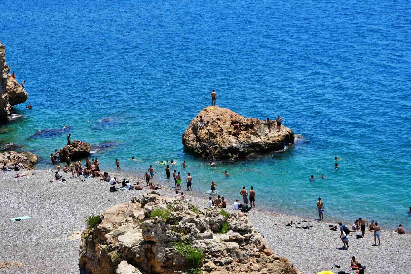 bayramin ilk gununde tatilciler antalya sahillerine akin etti 1 RJhE9EaZ