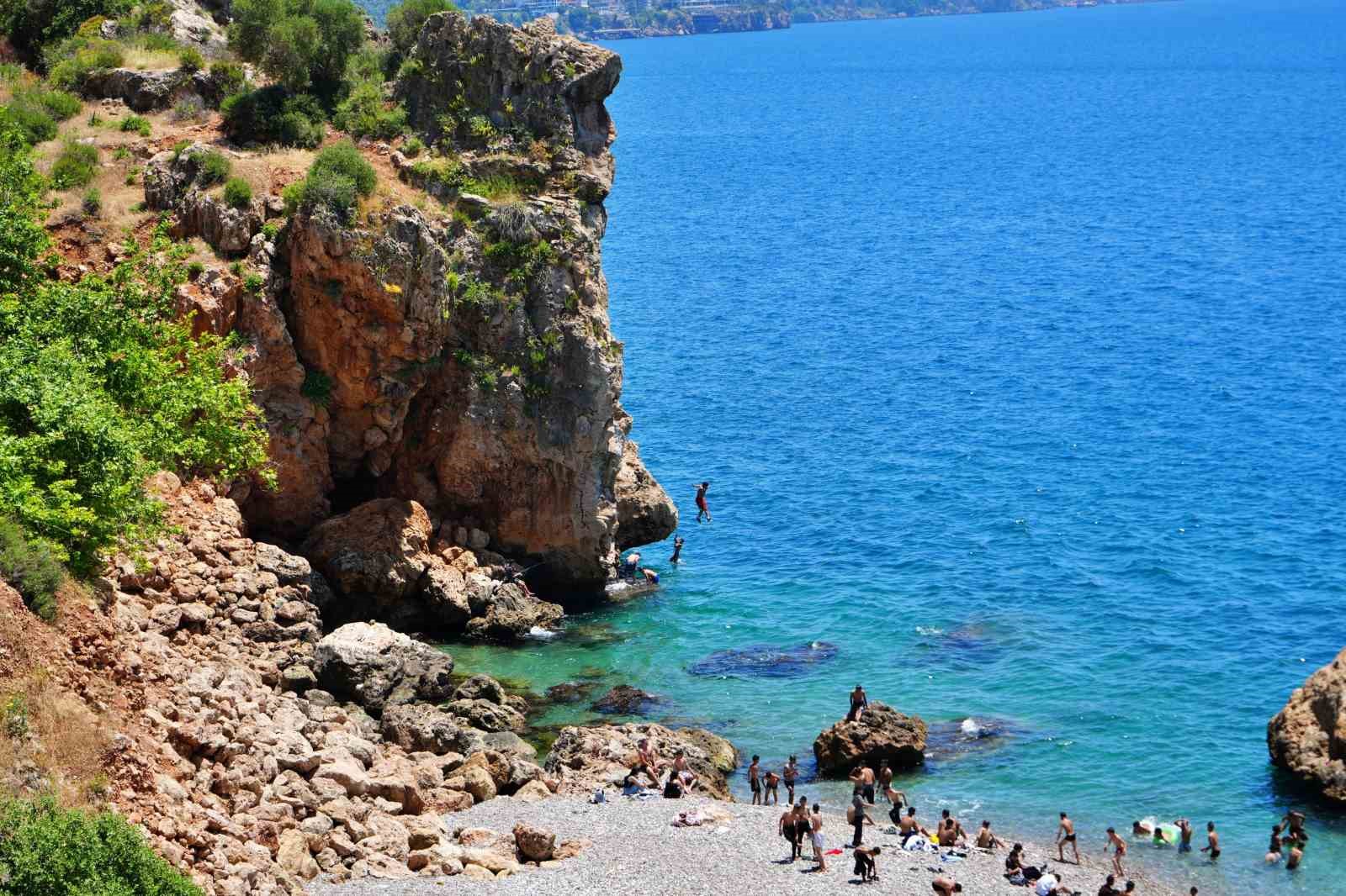 bayramin ilk gununde tatilciler antalya sahillerine akin etti 2