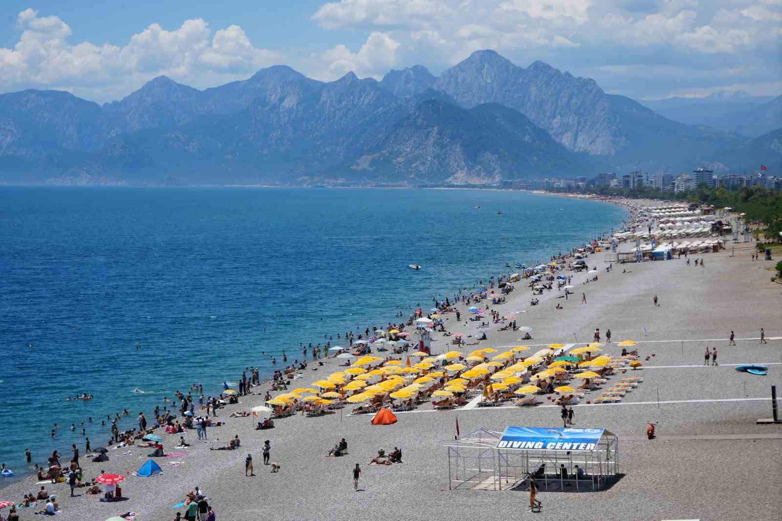 bayramin ilk gununde tatilciler antalya sahillerine akin etti 3