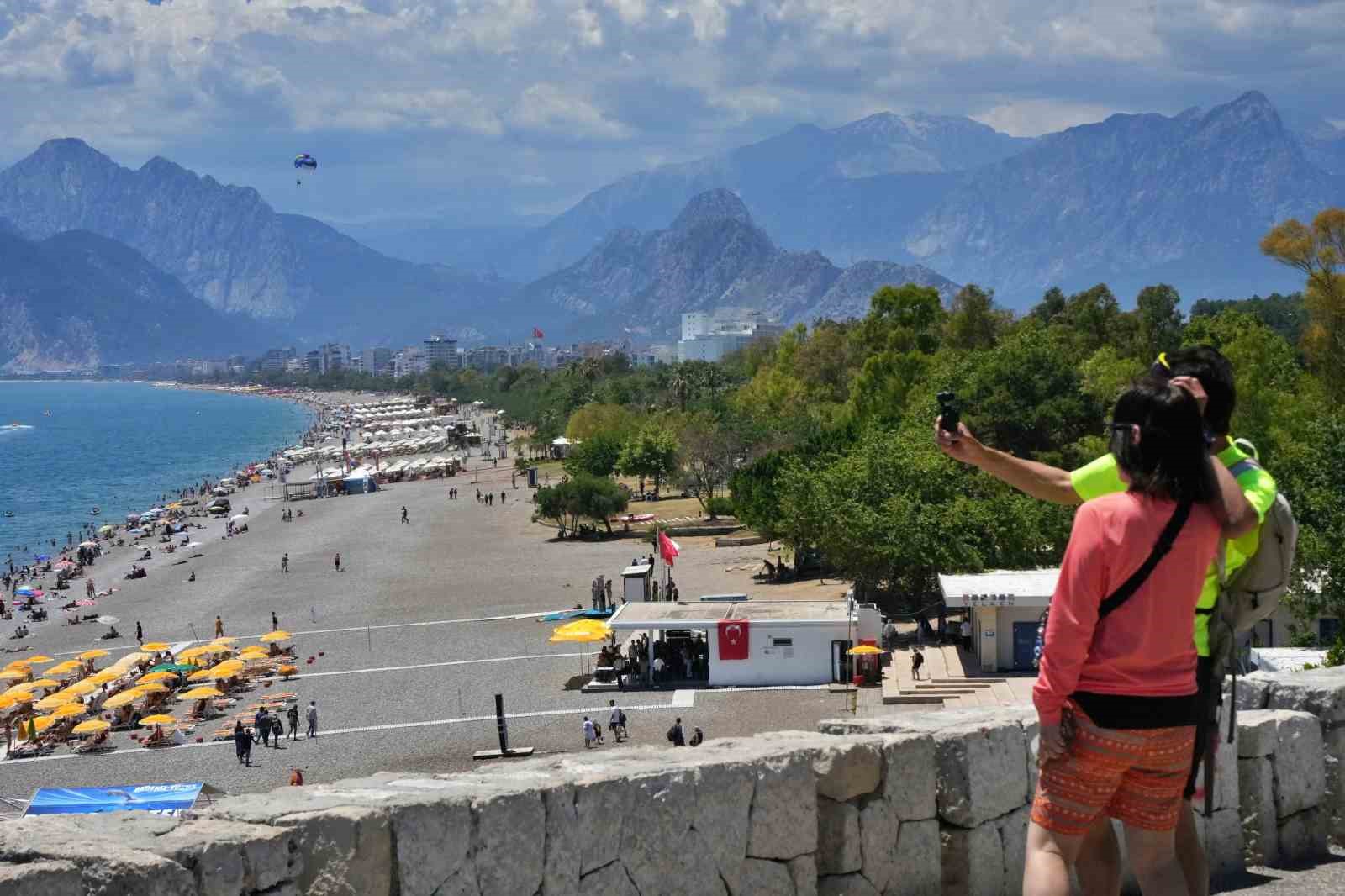 bayramin ilk gununde tatilciler antalya sahillerine akin etti 7 G6uaKVWB