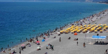 bayramin-ilk-gununde-tatilciler-antalya-sahillerine-akin-etti-QnrGgDQt.jpg