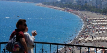bayramin-son-gununde-tatilciler-konyaalti-sahiline-akin-etti-fS9HOBQi.jpg