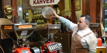 bayramlarin-geleneksel-ikrami-turk-kahvesi-wmENzd5X.jpg