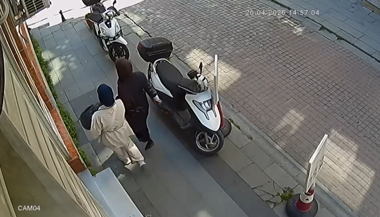 bayrampasada 7 milyonluk ziynet esyasinin bulundugu kasayi torbaya koyup calan iki kadin kamerada 0 kCJXn6mE