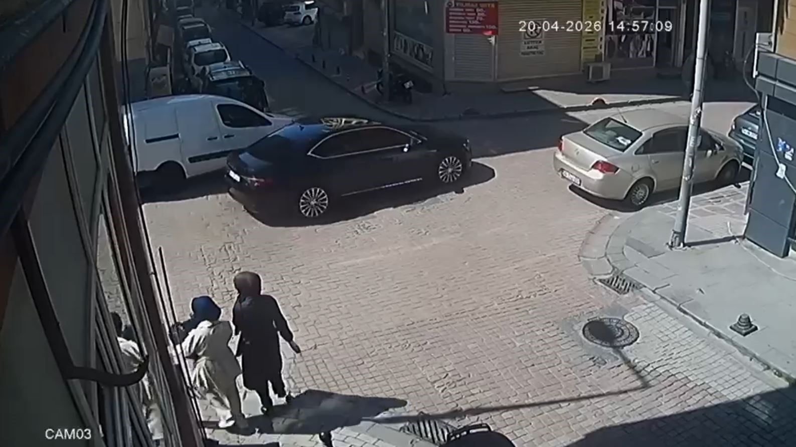 bayrampasada 7 milyonluk ziynet esyasinin bulundugu kasayi torbaya koyup calan iki kadin kamerada 1 8gFusJVu