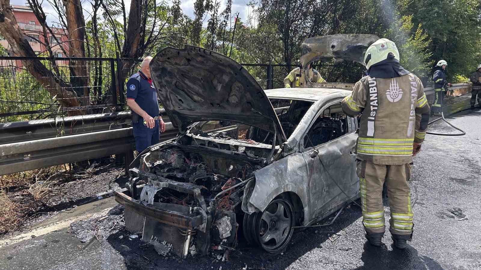 bayrampasada alev alev yanan otomobil hurda yiginina dondu 0 jt7ErqGA