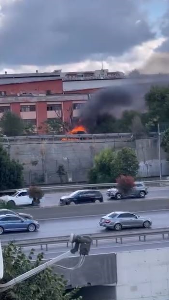 bayrampasada alev alev yanan otomobil hurda yiginina dondu 2 WdFZlFJg