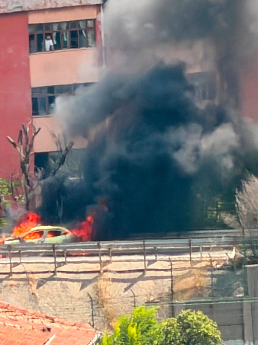 bayrampasada alev alev yanan otomobil hurda yiginina dondu 3