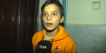 bayrampasada-ambulansin-gecmesi-icin-trafigi-durduran-10-yasindaki-ahmet-haci-ibrahim-1qsRg8BH.jpg