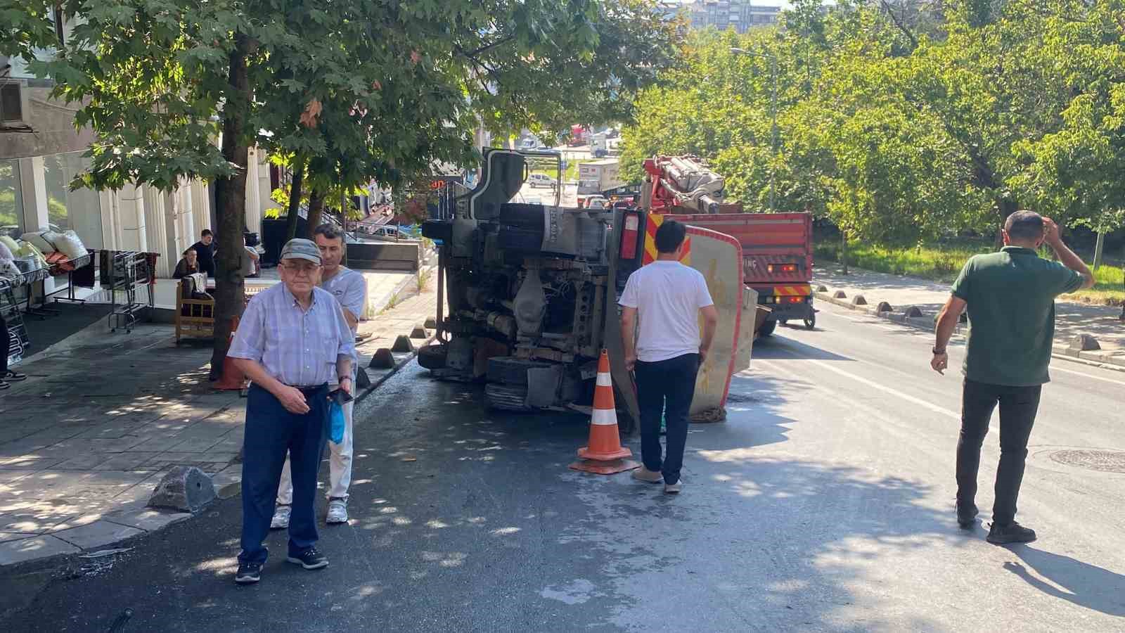 Bayrampaşa’da araca çarpan su tankeri devrildi: 1 kişinin yaralandığı kaza anı kamerada 4 bayrampasada araca carpan su tankeri devrildi 1 kisinin yaralandigi kaza ani kamerada 0 2KX5TUqi