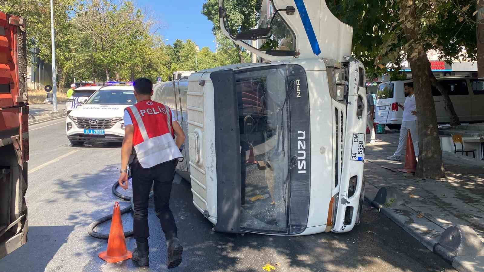 Bayrampaşa’da araca çarpan su tankeri devrildi: 1 kişinin yaralandığı kaza anı kamerada 5 bayrampasada araca carpan su tankeri devrildi 1 kisinin yaralandigi kaza ani kamerada 1 8T2JaG6O