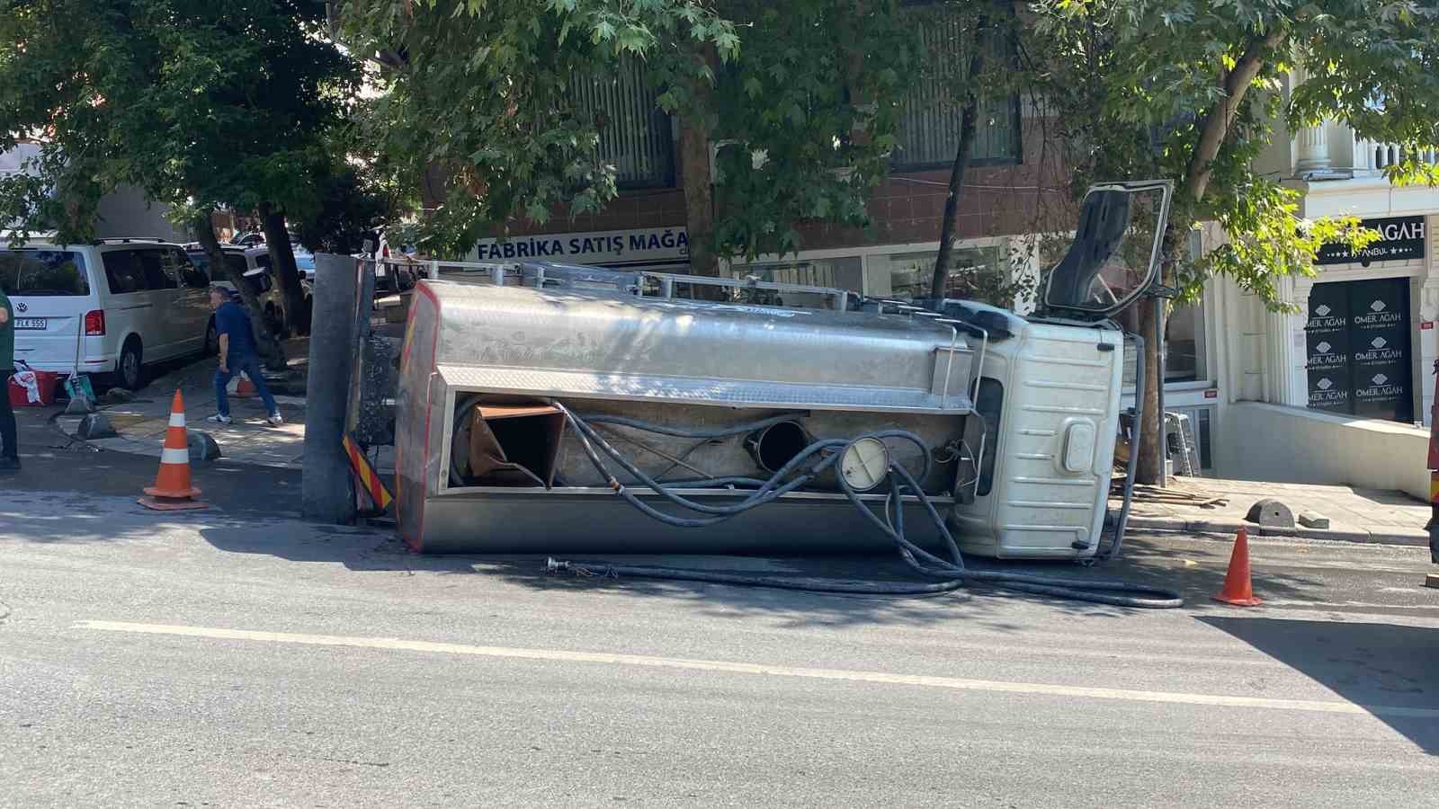 Bayrampaşa’da araca çarpan su tankeri devrildi: 1 kişinin yaralandığı kaza anı kamerada 6 bayrampasada araca carpan su tankeri devrildi 1 kisinin yaralandigi kaza ani kamerada 2 HcejV2KH