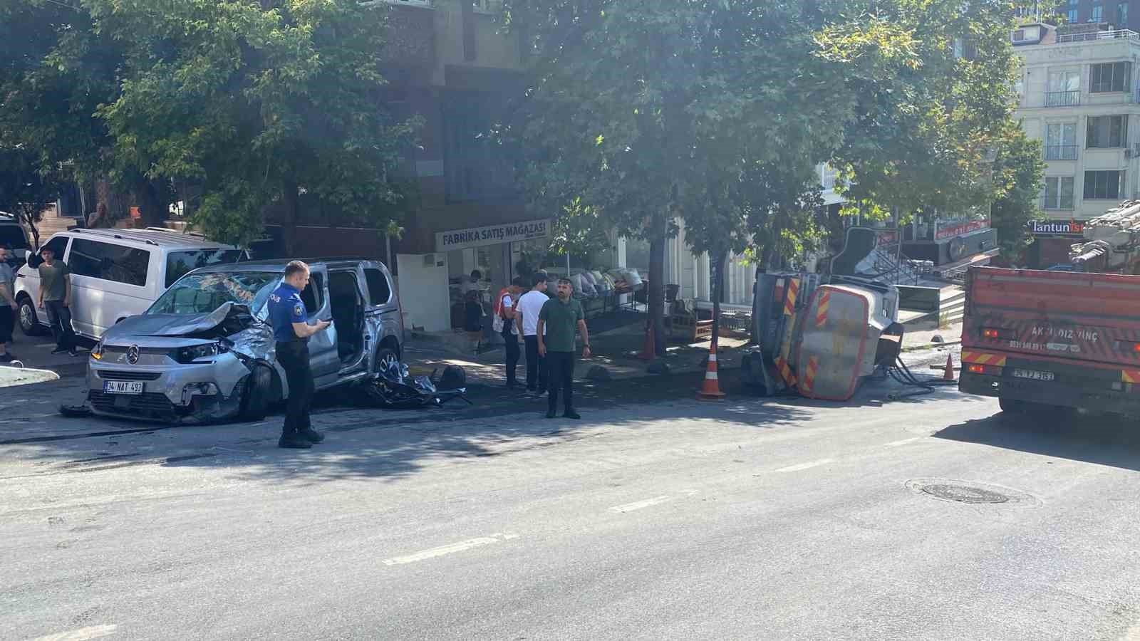 Bayrampaşa’da araca çarpan su tankeri devrildi: 1 kişinin yaralandığı kaza anı kamerada 7 bayrampasada araca carpan su tankeri devrildi 1 kisinin yaralandigi kaza ani kamerada 3 VcS9cDtm