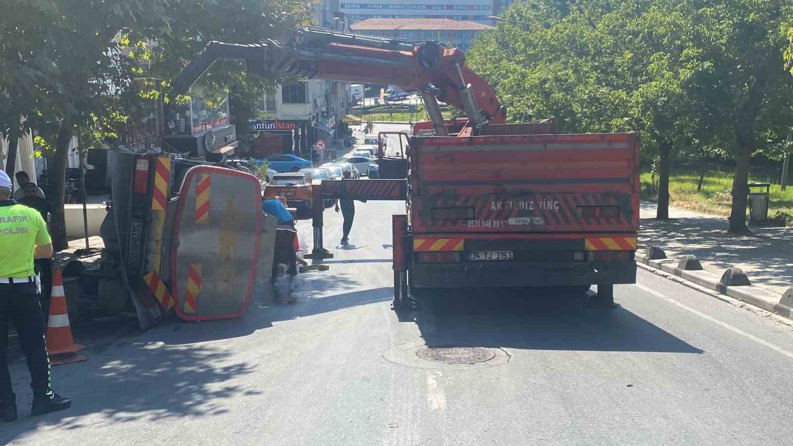 Bayrampaşa’da araca çarpan su tankeri devrildi: 1 kişinin yaralandığı kaza anı kamerada 8 bayrampasada araca carpan su tankeri devrildi 1 kisinin yaralandigi kaza ani kamerada 4 z5NXlwXk