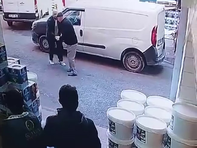 Bayrampaşa’da baba ve oğlu, eski çalışanın iş yerini bastı; iş görüşmesine gelen kişi vuruldu 5 bayrampasada baba ve oglu eski calisanin is yerini basti is gorusmesine gelen kisi vuruldu ky2z7Up7