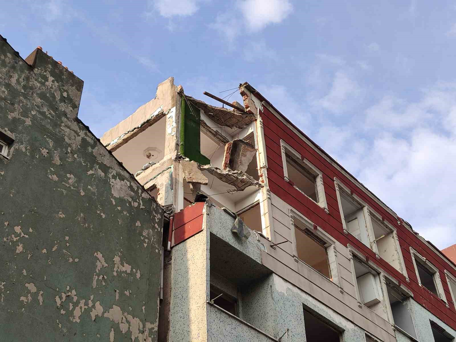 bayrampasada balkon coktu 2 arac kullanilmaz hale geldi 0 i7JR1kNG