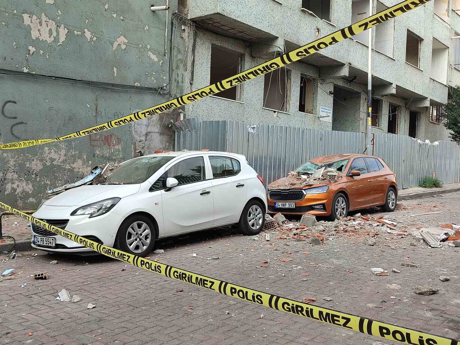 bayrampasada balkon coktu 2 arac kullanilmaz hale geldi 1 mlcBY1lC