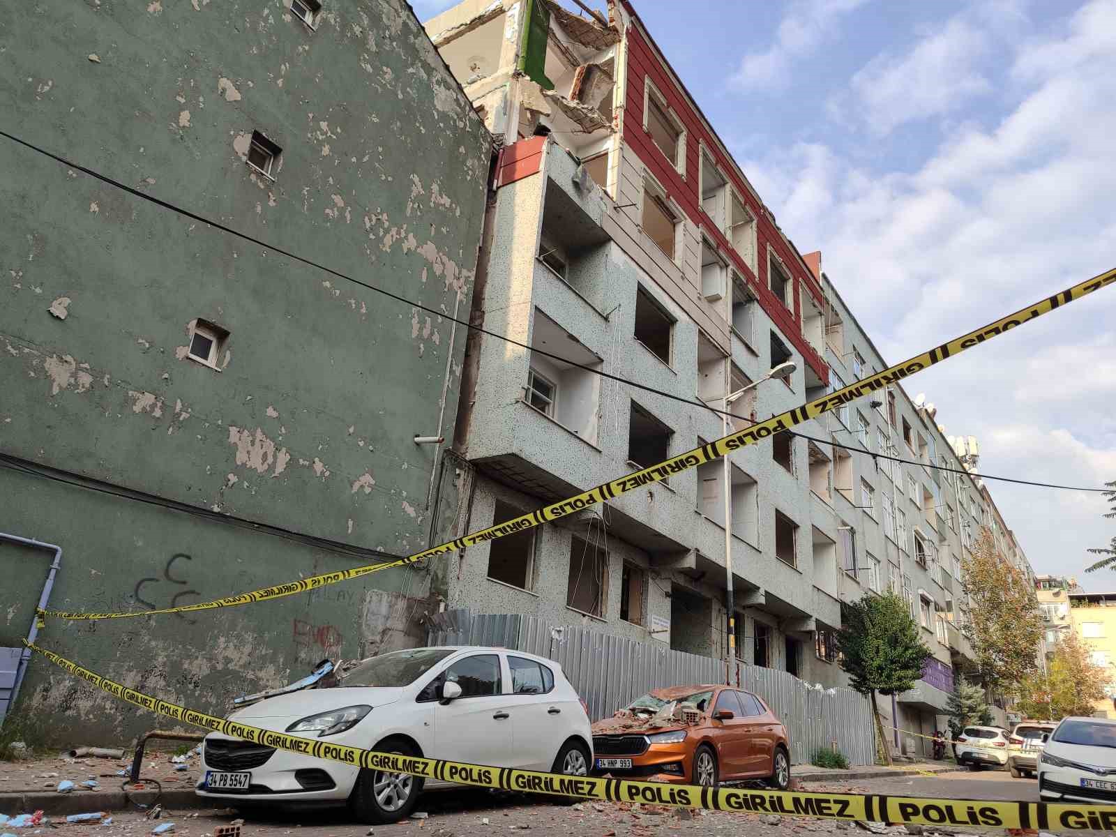 bayrampasada balkon coktu 2 arac kullanilmaz hale geldi 2 ZpBzfkZD