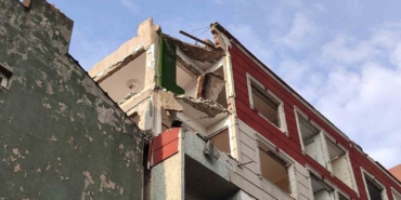 bayrampasada-balkon-coktu-2-arac-kullanilmaz-hale-geldi-RGzbZyEs.jpg