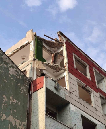 bayrampasada-balkon-coktu-2-arac-kullanilmaz-hale-geldi-RGzbZyEs.jpg