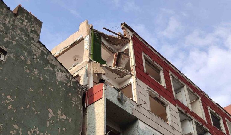 bayrampasada-balkon-coktu-2-arac-kullanilmaz-hale-geldi-RGzbZyEs.jpg