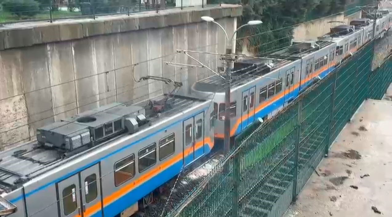 bayrampasada duran metrodan dumanlar yukseldi 0 effPngff