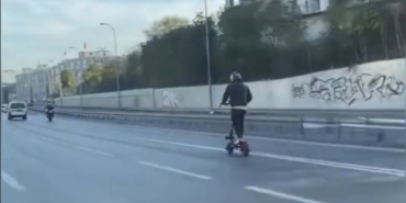 bayrampasada-elektrikli-scooterla-tehlikeli-yolculuk-kamerada-6dwQkhWH.jpg