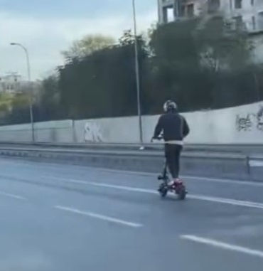 bayrampasada-elektrikli-scooterla-tehlikeli-yolculuk-kamerada-6dwQkhWH.jpg