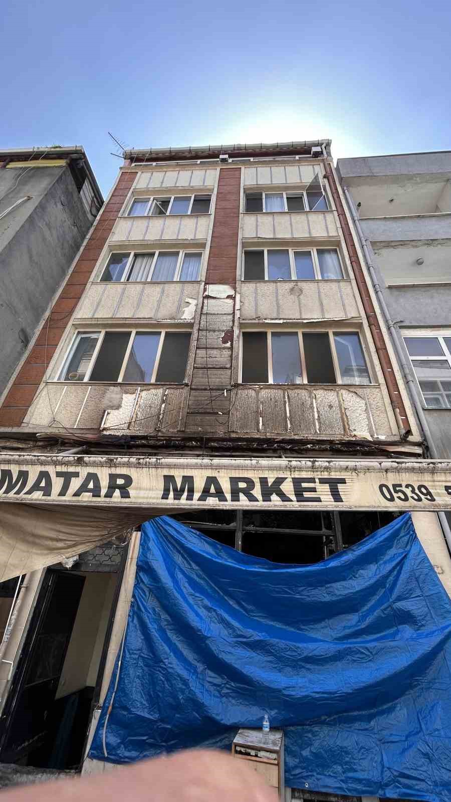 bayrampasada gece saatlerinde dukkandan alevler yukseldi 1 BwgU8vFL