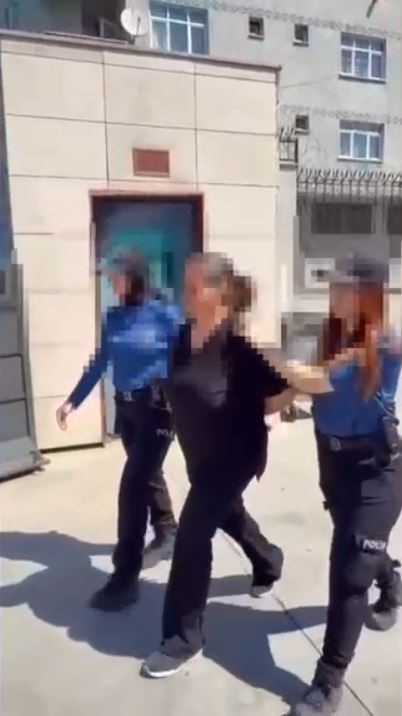 bayrampasada kadin calisan anaokulunda cocuklara cubukla vurdu o anlar guvenlik kamerasina yansidi 2