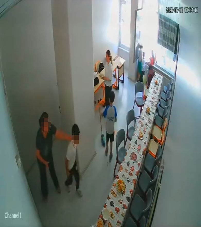 bayrampasada kadin calisan anaokulunda cocuklara cubukla vurdu o anlar guvenlik kamerasina yansidi 3