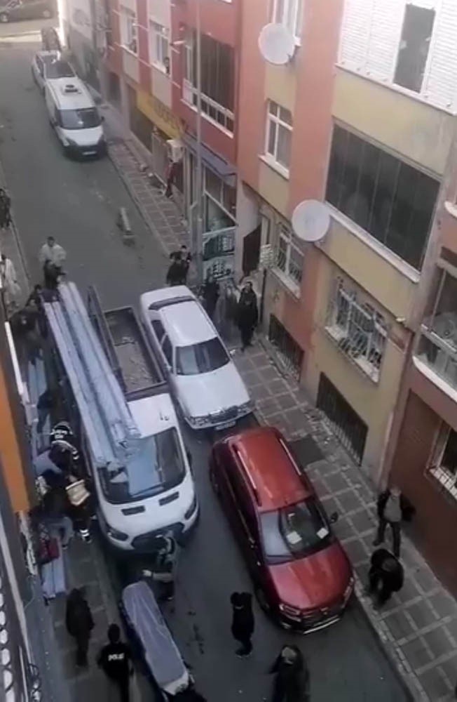 bayrampasada kamyonetin uzerindeki malzemelerin iscinin uzerine dustugu anlar kamerada 0 3ycT2NzI