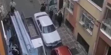 bayrampasada-kamyonetin-uzerindeki-malzemelerin-iscinin-uzerine-dustugu-anlar-kamerada-ze3n22mL.jpg