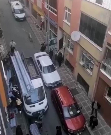 bayrampasada-kamyonetin-uzerindeki-malzemelerin-iscinin-uzerine-dustugu-anlar-kamerada-ze3n22mL.jpg