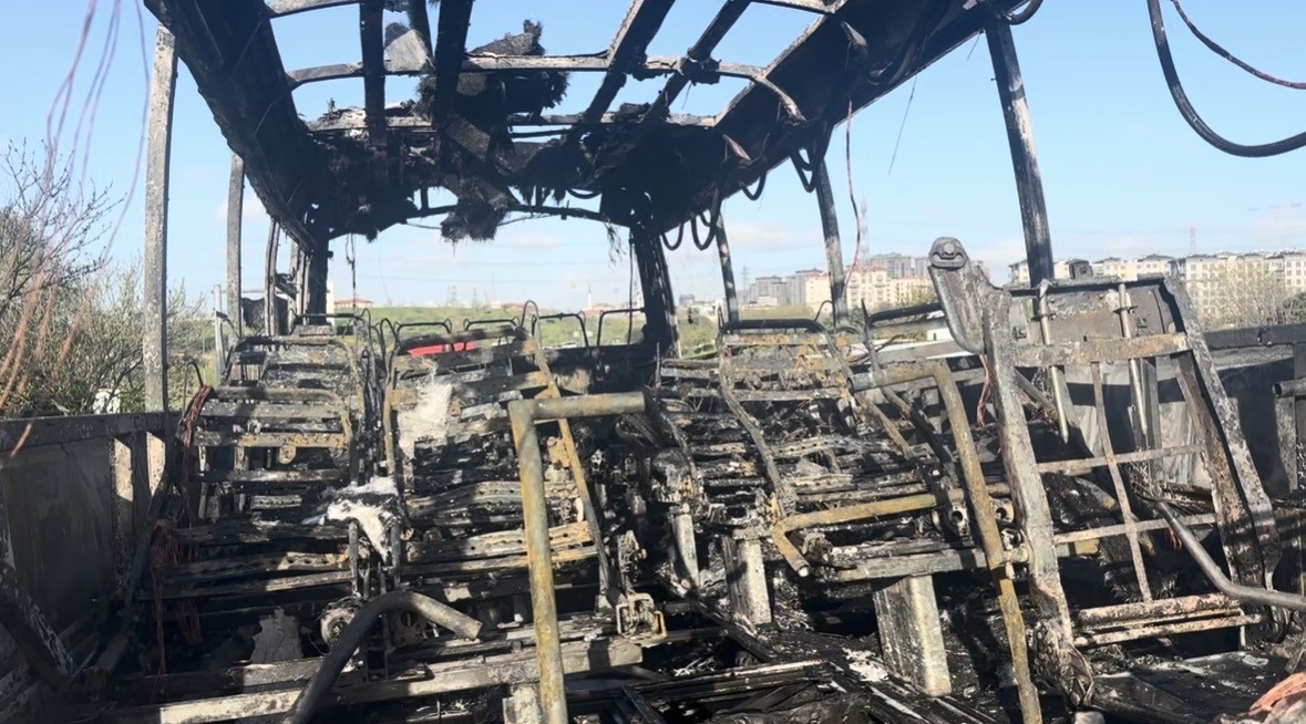 bayrampasada minibus alevlere teslim oldu 1 pkwSWvIA