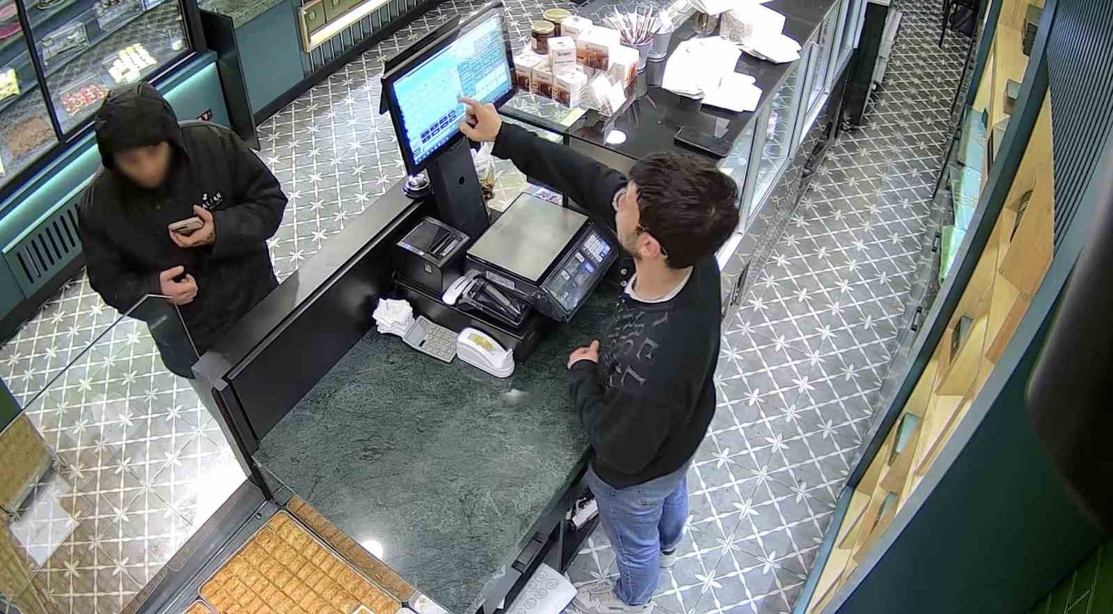bayrampasada once tatli yedi sonra hesabi odemeden giderken is yeri sahibini tehdit etti 0 XQ1aMSAH