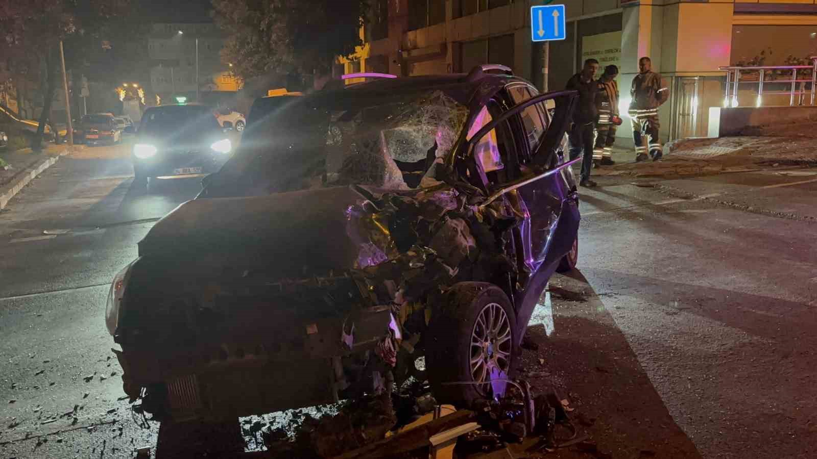 bayrampasada otobus ile otomobil kafa kafaya carpti 3 yarali 0 CfhTGN7V