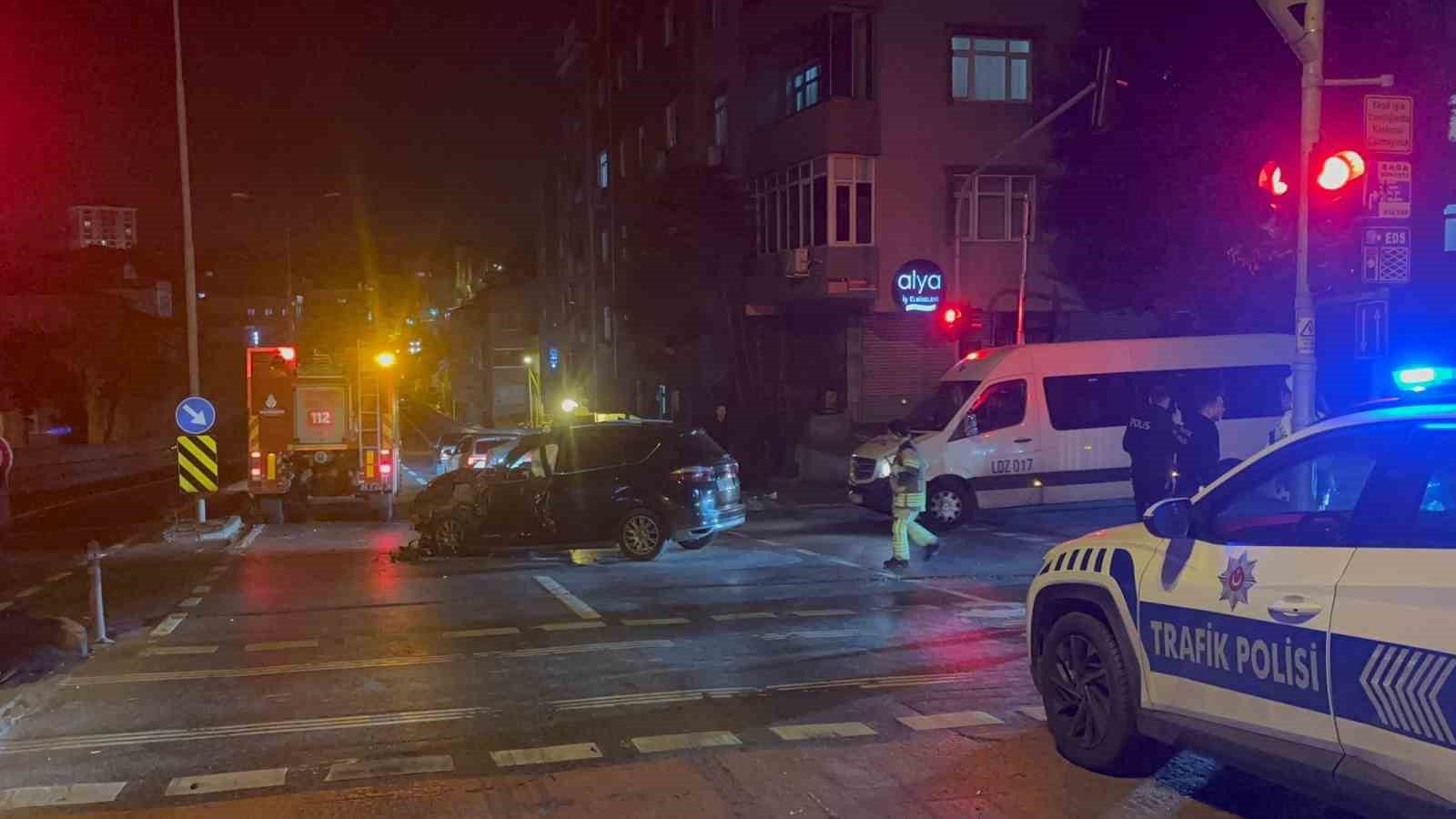 bayrampasada otobus ile otomobil kafa kafaya carpti 3 yarali 1 Q3gM5NfZ