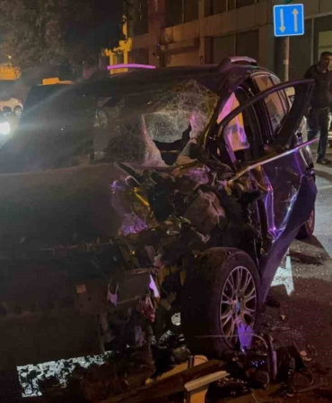 bayrampasada-otobus-ile-otomobil-kafa-kafaya-carpti-3-yarali-i8Oj95rc.jpg