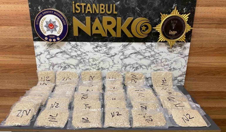 baza-altindaki-valizden-binlerce-uyusturucu-hap-cikti-cPQ71bbC.jpg