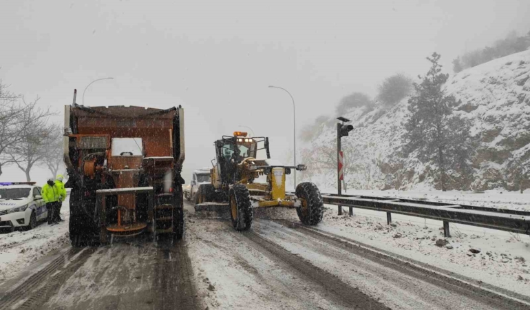 bazi-yollar-yogun-kar-yagisi-nedeniyle-trafige-kapatildi-SC5a8cuI.jpg