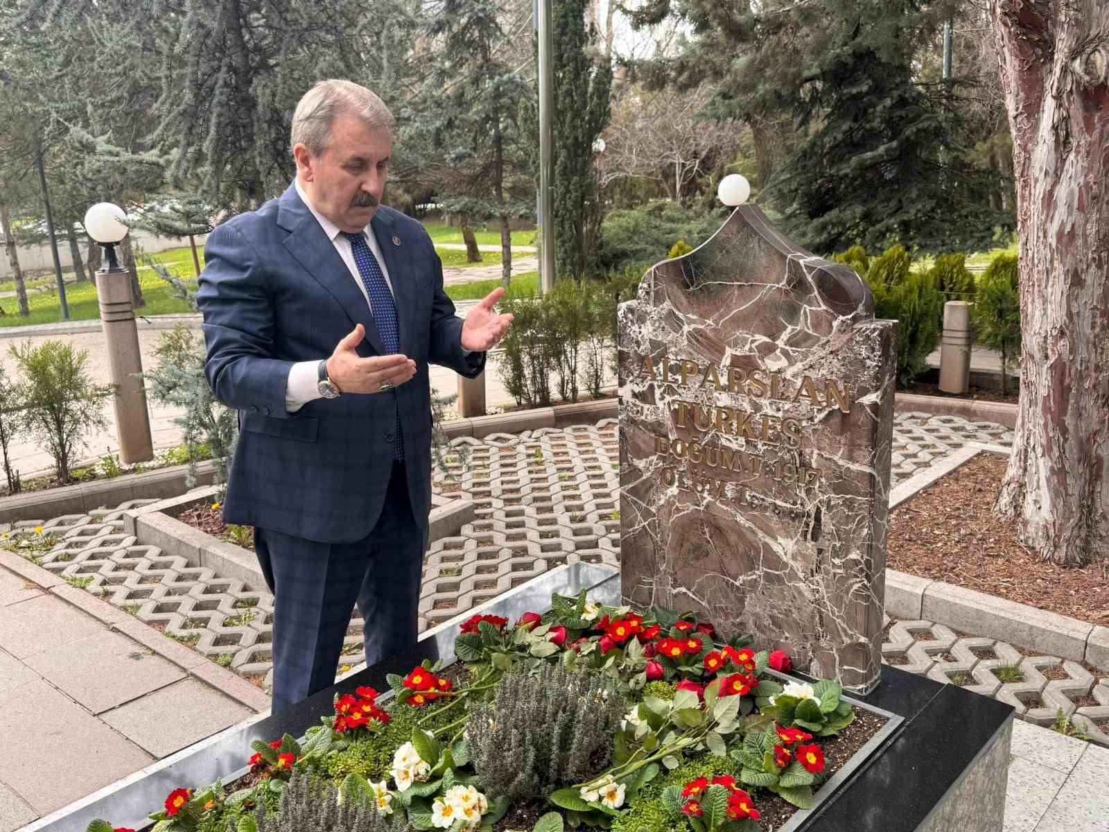 bbp genel baskani destici merhum alparslan turkesi vefatinin 29uncu sene i devriyesinde kabri basinda rahmetle H7XjYLGq
