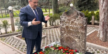 bbp-genel-baskani-destici-merhum-alparslan-turkesi-vefatinin-29uncu-sene-i-devriyesinde-kabri-basinda-rahmetle-UTJnqKpZ.jpg