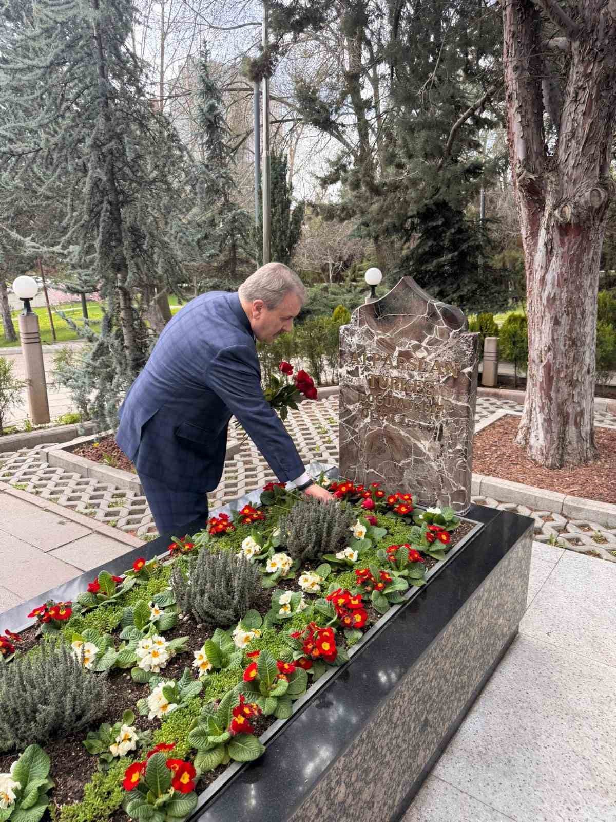 bbp genel baskani destici merhum alparslan turkesi vefatinin 29uncu sene i devriyesinde kabri basinda rahmetle uP38AXVh