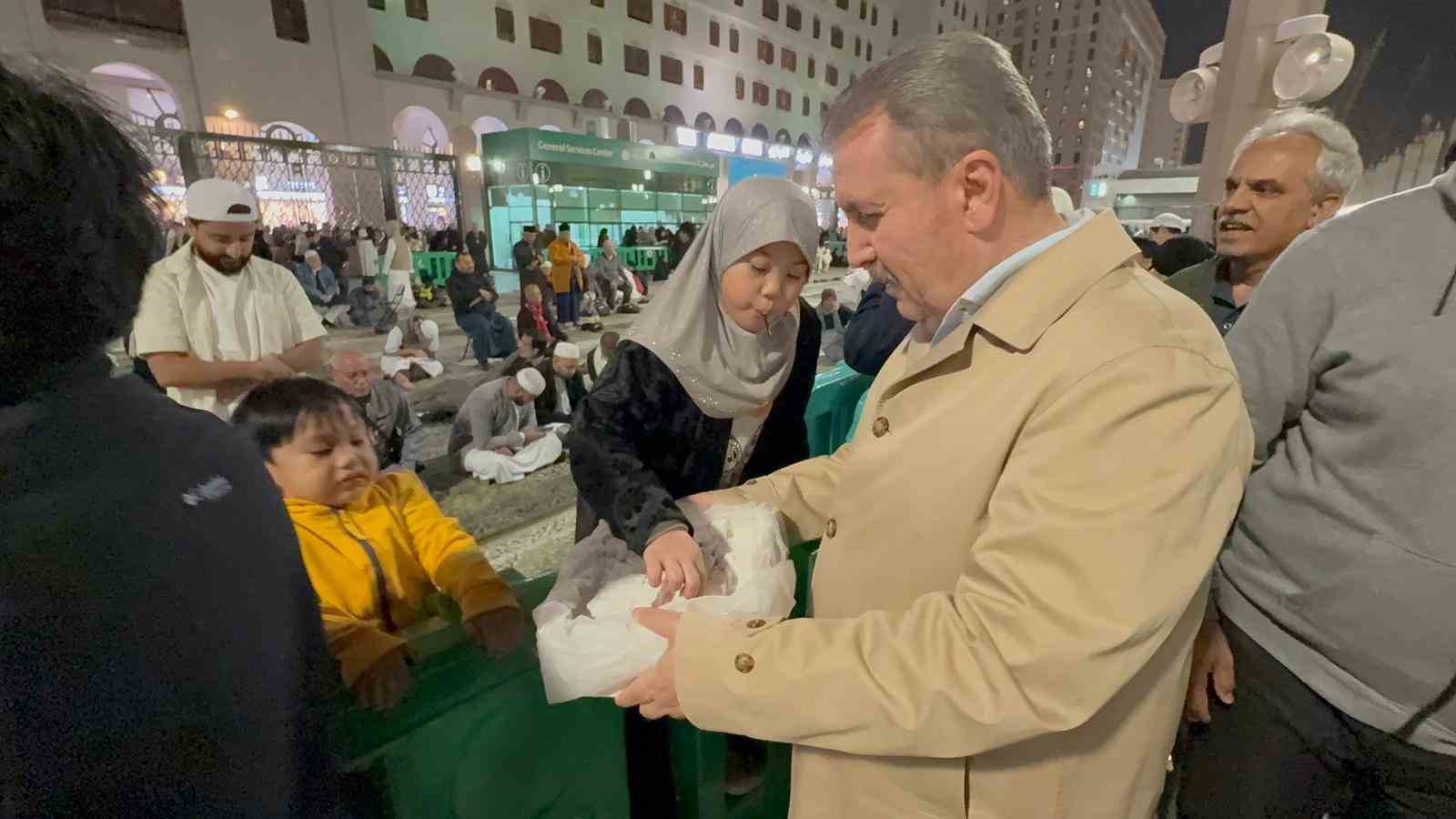 BBP Genel Başkanı Destici, Mescid-i Nebevi’de vatandaşlarla buluştu 9 bbp genel baskani destici mescid i nebevide vatandaslarla bulustu 5 LQhaOy2t