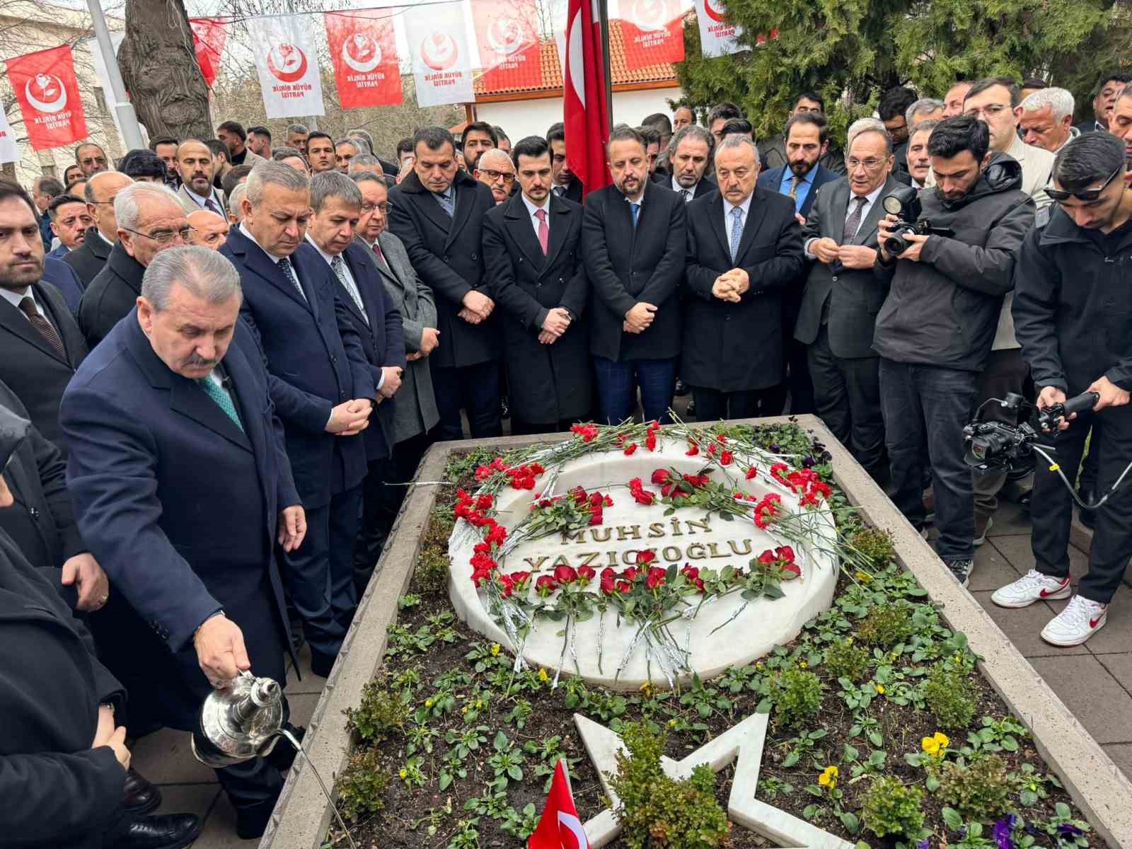 bbpnin 33uncu kurulus yil donumunde muhsin yazicioglu kabri basinda anildi 1 3YepdbA4