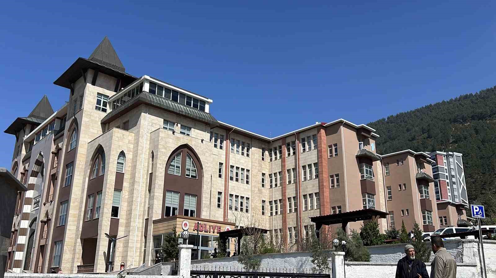 bebege siddet uygulayan hemsire ben de bir anneyim evladimin yaninda olmaliyim 1 PTtRYJpJ
